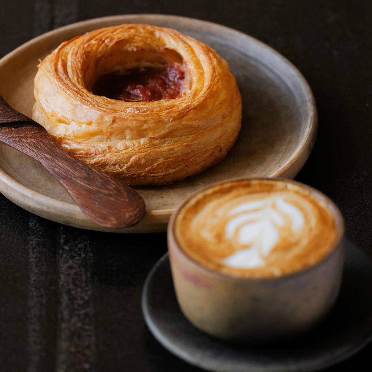 Charola de desayuno Colima con pan, huevos y panadería de Rosetta Bakery
