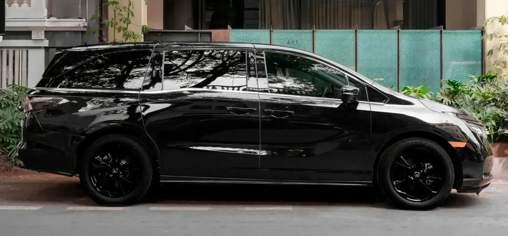 Camioneta privada negra estacionada frente a Colima 71