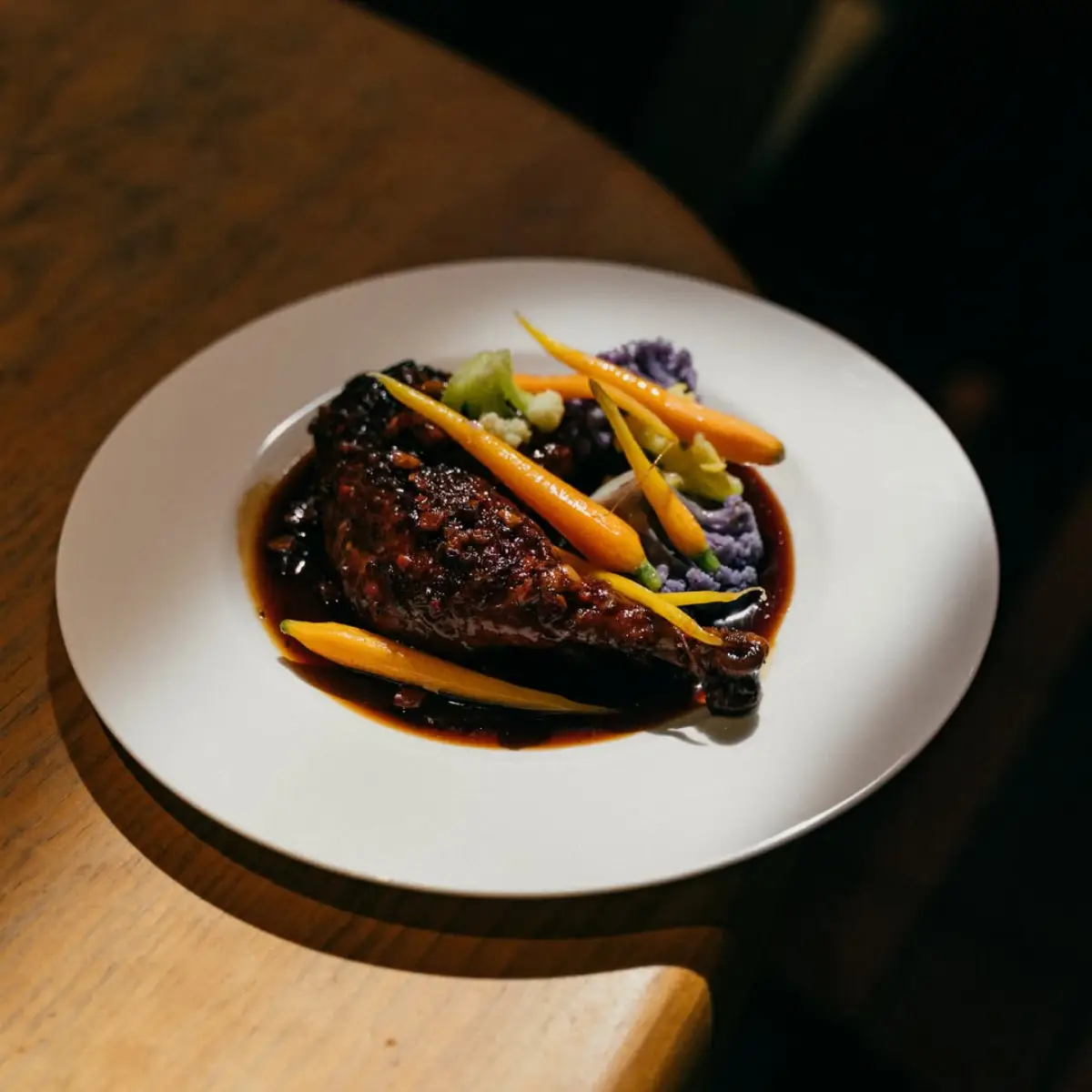 Carne con puré y champiñones en Máximo Bistrot